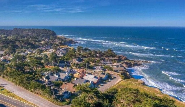 Luxury Moss Beach Retreat w/Hot Tub and stones throw to the Beach and Reserve
