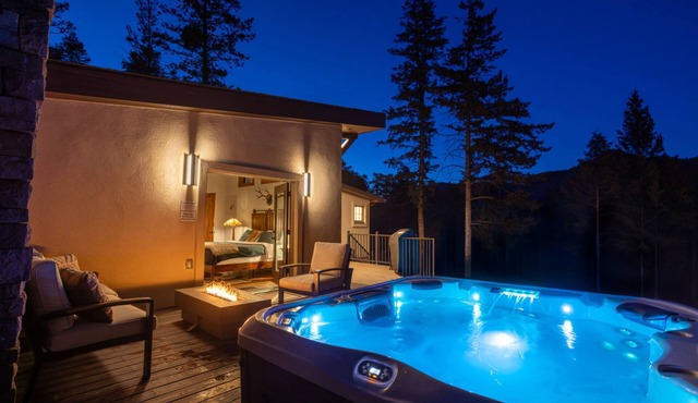 Luxury Mountain Cabin with Large Deck, Hot Tub, Fire Pit, Forest & Peak Retreats
