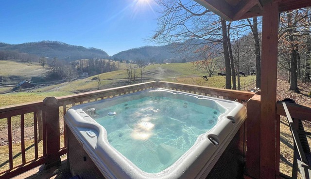 Luxury Mountain Cabin with Hot Tub & Pool Table!