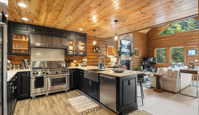 Luxury Mountain Cabin with Gourmet Kitchen & Close to Skiing