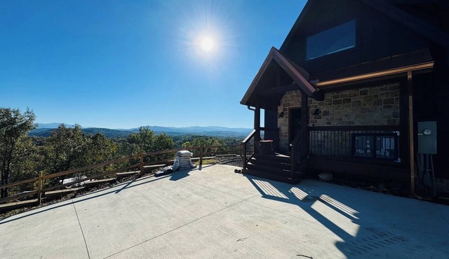Luxury Mountain Cabin near Tellico Lake! Beautiful Views and close to the Water.