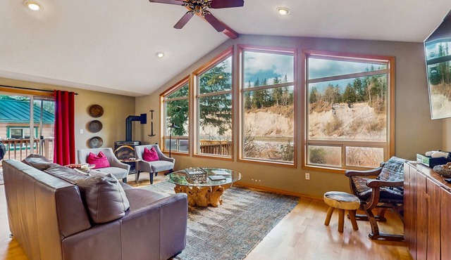 Luxury mountain cabin with river access & private hot tub - dog-friendly