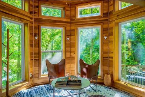 Luxury Mountain Cabin with Private Waterfall, Game Room, Scenic Views and Hiking Trails