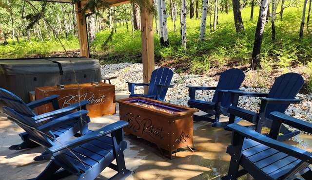 Luxury Mountain Cabin with Hot Tub, Fire pit, EV Charger, Skiing <.3 miles away