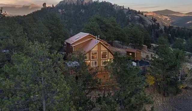 Luxury Mountain Chalet w/hot tub, Sauna and Views. Sleeps 12