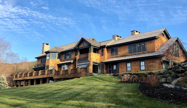 Luxury mountain estate w/furnished balcony, firepit, wood fireplace, mtn views