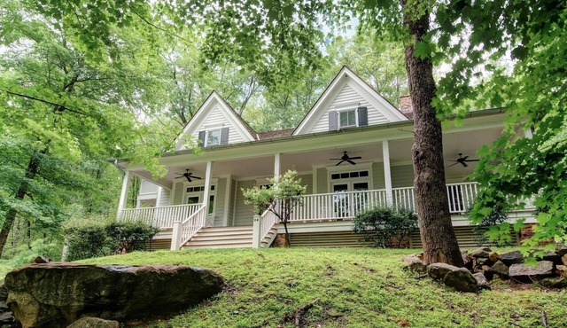 Luxury Mountain Farmhouse walking distance to The Omni Homestead Resort