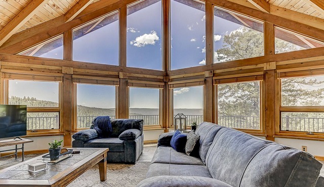 Luxury Mountain Getaway: Hot Tub, Views, & Colorado Family Fun - Pikes Peak!