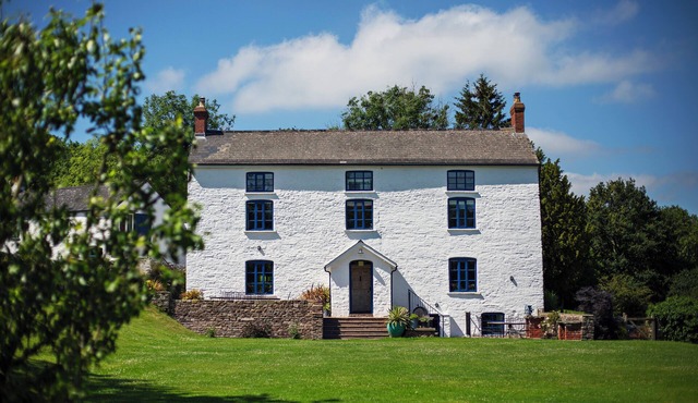 Luxury Mountain Holiday Property & Wellness Retreat with Sauna, Pool & Hot Tub.