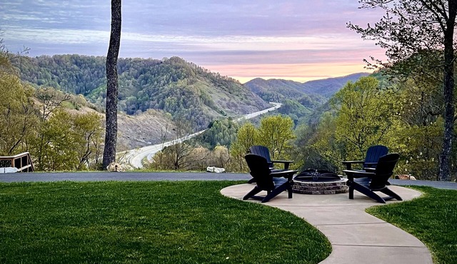 Luxury Mountain Home Retreat Dog Spa + Hot Tub Near Wolf Laurel