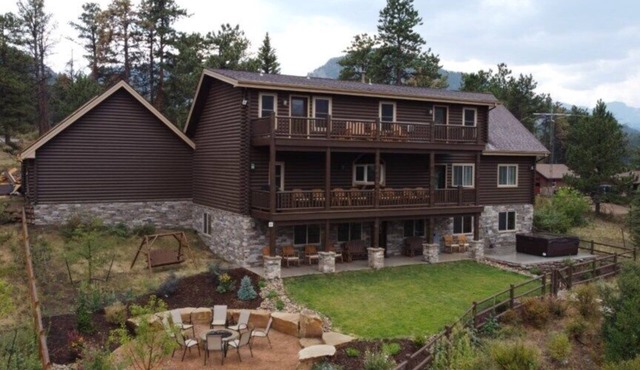 Luxury Mountain Lodge, RMNP, Downtown, Mountain Views, Hot Tub! Moose Lodge, Estes Park CO