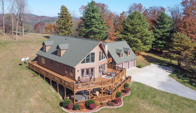 Luxury Mountain Lodge: Hot Tub and Incredible Mountain Views