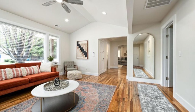Luxury mountain oasis, hot tub & 15 mins to DT AVL
