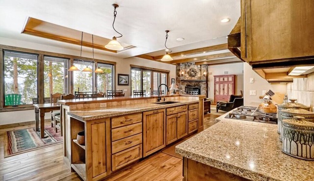Luxury Mountain Retreat with Scenic Views