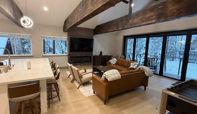 Luxury mountain retreat near Donner Pass Road- Sleeps 12