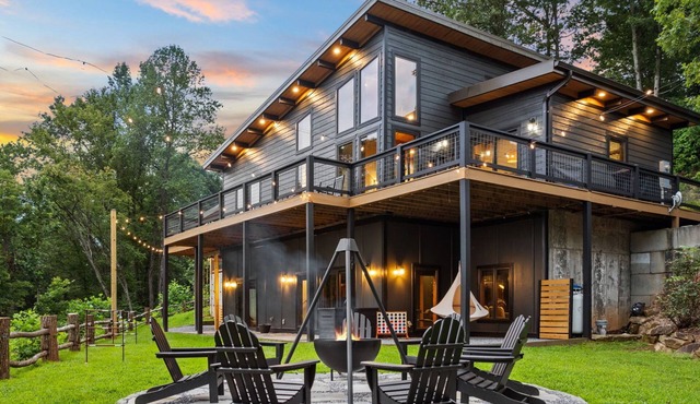 Luxury Mountain Retreat with Hot Tub, Views & Game Room – Bryson City