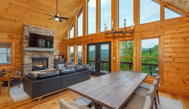 Luxury Mountain Retreat 4BR -3 Kings + 2 Doubles Hot Tub Views Sleeps 10