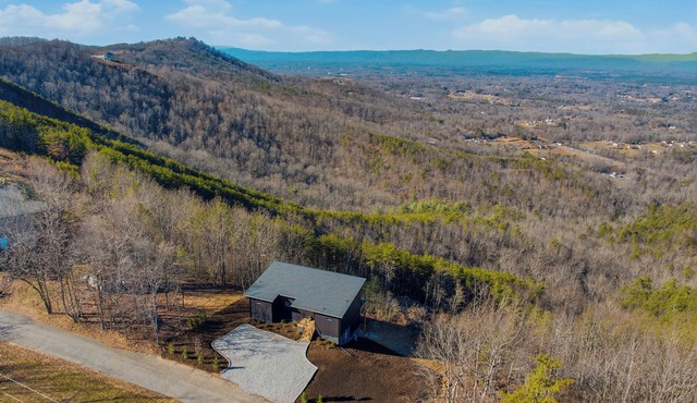 Luxury Mountain Retreat near Hickory w/Hot Tub & views of Blue Ridge Mountains