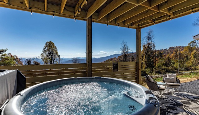 Luxury Mountain Retreat w/Hot Tub, Views & Speakeasy