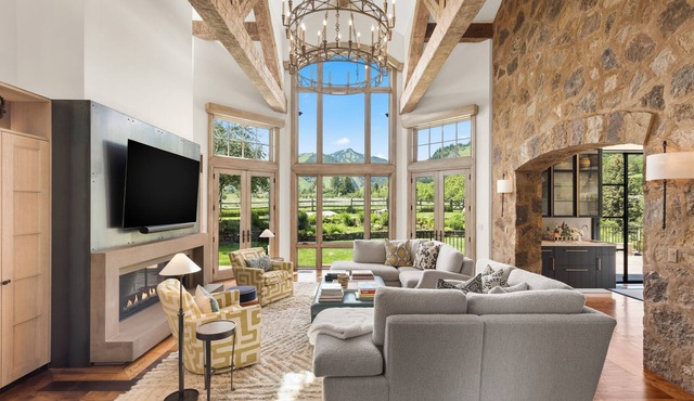 Luxury Mountain Retreat with Breathtaking Views and Expansive Backyard