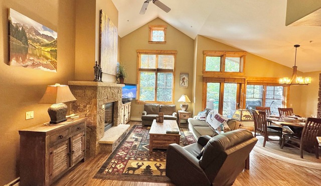 Luxury Mountain Thunder Ski-In/ski-Gondola out, walk to town, 1400 sqft townhome