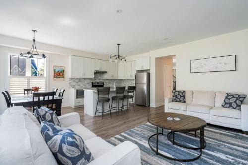 Luxury Mountain Townhome - Shuttle Patio & Trails