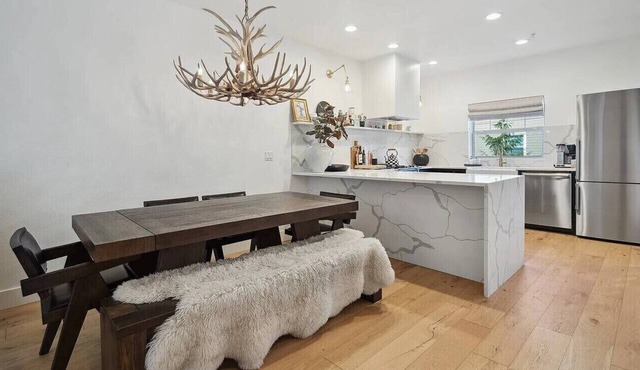 Luxury Mountain Townhome Steps to Government Camp, Ski Bowl, Pool & Hot Tub