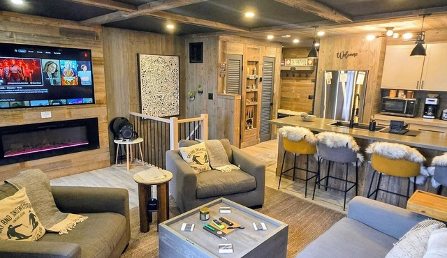 Luxury Mountain Retreat.Minutes from ski slopes,Water Park,Resort & scenic hikes