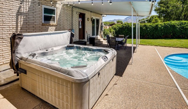 Luxury Mountain View Retreat with Pool & Hot tub