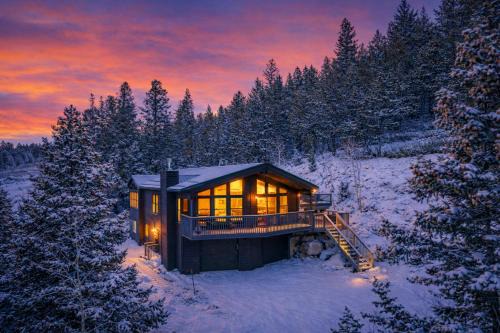 Luxury Mountain Views, hot tub, peaceful retreat