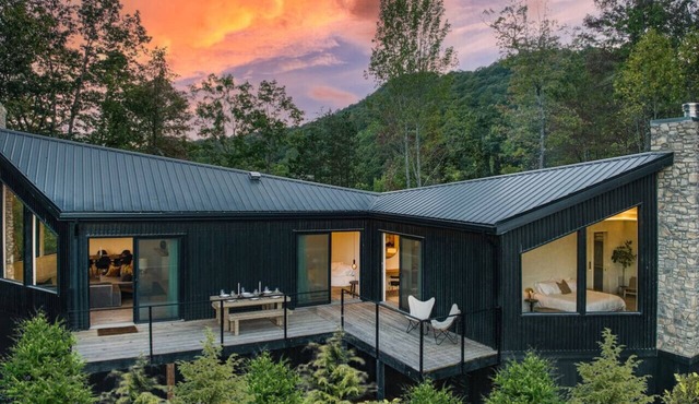 Luxury Mountaintop Escape - Hot Tub & Epic Views