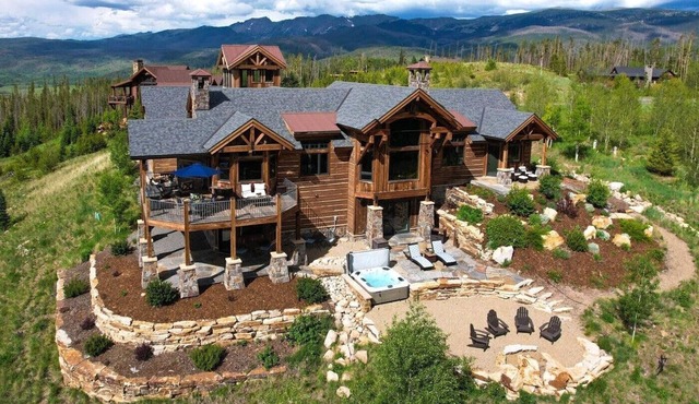 Luxury MountainTop Estate * Pano Views * Hot Tub * Wine Room