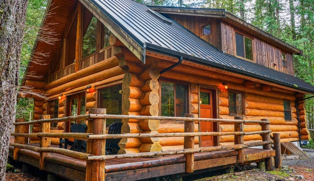 Luxury Mt Baker Log Home with Fireplace, Outdoor area, & Chefs Kitchen.