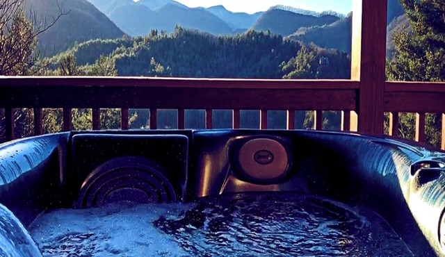 Luxury MtnTop Gated Home with AWESOME VIEWS Private AND convenient