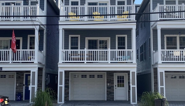 Luxury Multi Floor Single Family with Roof Deck & Hot Tub 4/5 Bedrooms 3.5 Baths