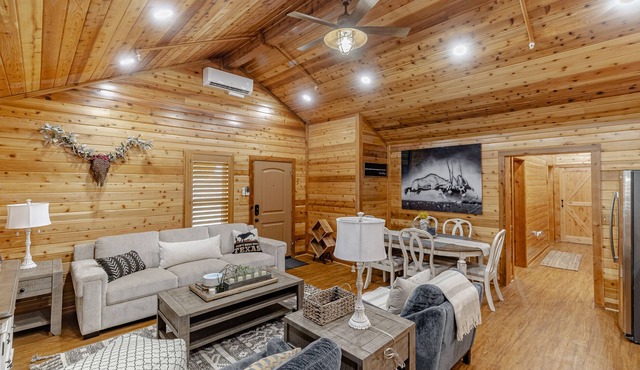 Luxury Nanette Cabin at Historical Farm