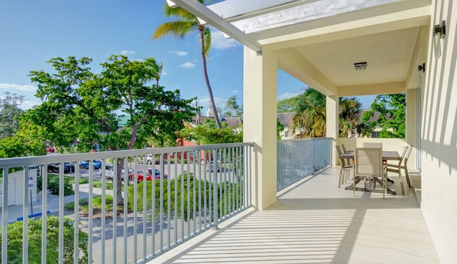 Luxury Naples Apartment | Walk to Beach & Pier