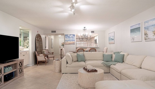Luxury Naples Oasis Condo. Minutes from Vanderbilt Beach. 2/2, 1st Floor Condo
