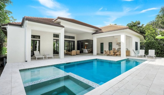 Luxury Naples Retreat w/Pool, Spa & Outdoor Kitchen – Walk to Beach & Venetian Village