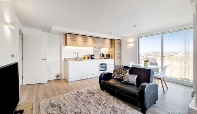 Luxury New 2 Bed/2 Bathroom Flat With Balcony