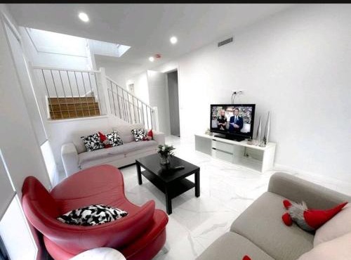 Luxury New 5 Bedroom 3 Bathroom+ Study/Back Yd