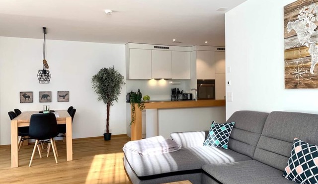 Luxury new building 2 bedrooms 2 bathrooms 8 min to Lake Cauma and Netflix Disney valley station + WiFi