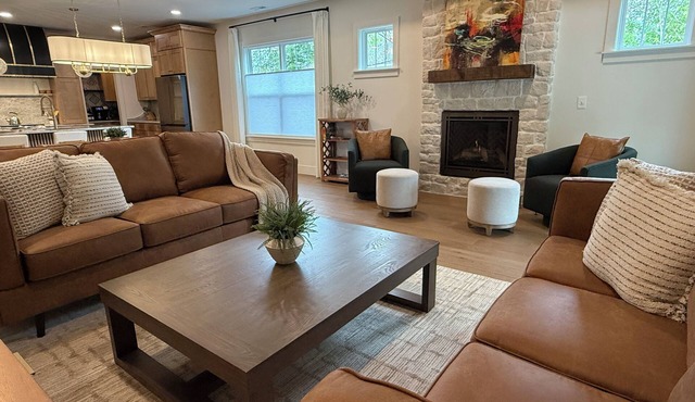 Luxury New Construction Cottage w/stone fireplace, office & covered deck