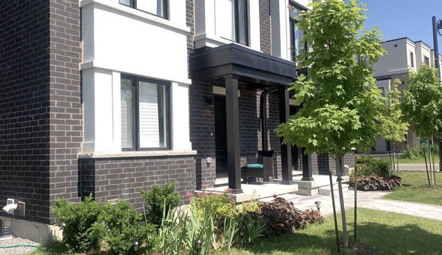 Luxury NEW in-law Suite with separate entrance (Sleeps 3)