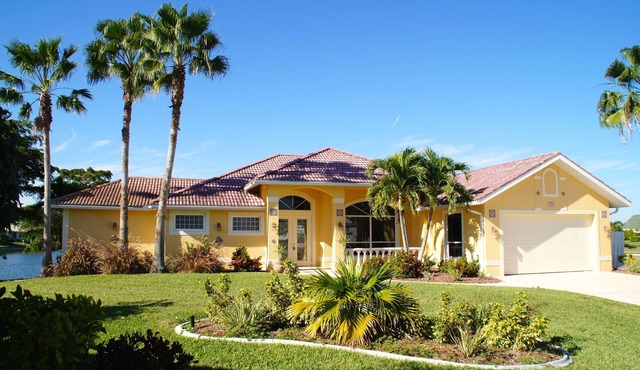 Luxury Newly Furnished Villa, Heated Infinity Pool/Spa, Gulf Access, free WiFi