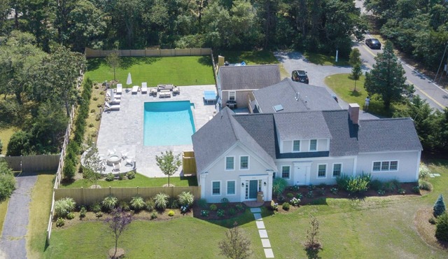 Luxury newly renovated 4-bedroom hous. Resort style pool in charming Chatham