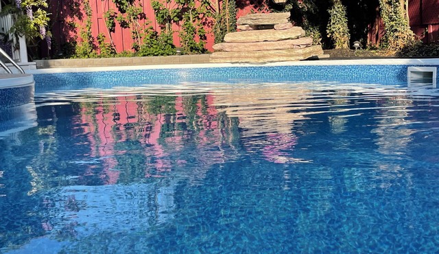Luxury Niagara-on-the-Lake Home 🏊 Pool Sleeps 8 Parking Family Perfect
