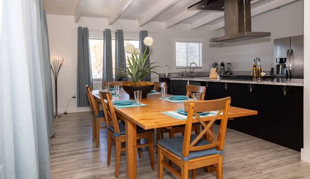 Luxury Nob Hill apartment w/3 primary bedrooms and chef's kitchen. Pet friendly!
