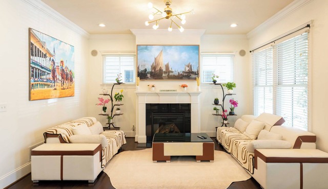 Luxury Norton Commons Retreat – Bourbon Lounge, Walk to Dining, Sleeps 10