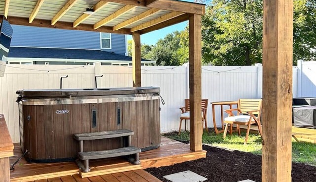Luxury Notre Dame Home w/Hot Tub, Fire Pit & Game Day Location